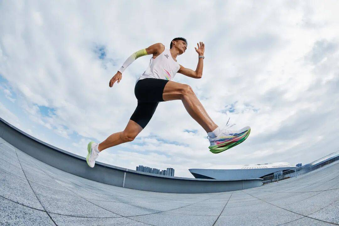 世界杯在线观看平台-中国马拉松跨入"205时代"背后,一款跑鞋的二十年押注