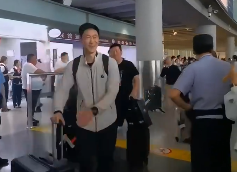 世界杯手机直播-国乒落地北京全队洋溢笑容!梁靖崑两儿子接机 王楚钦仍一脸疲惫